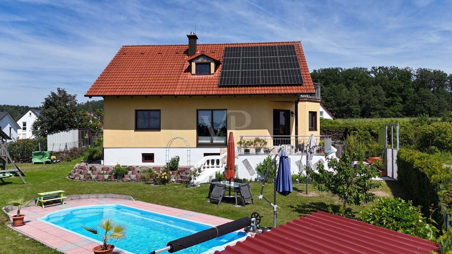 Pool mit Gartenhaus