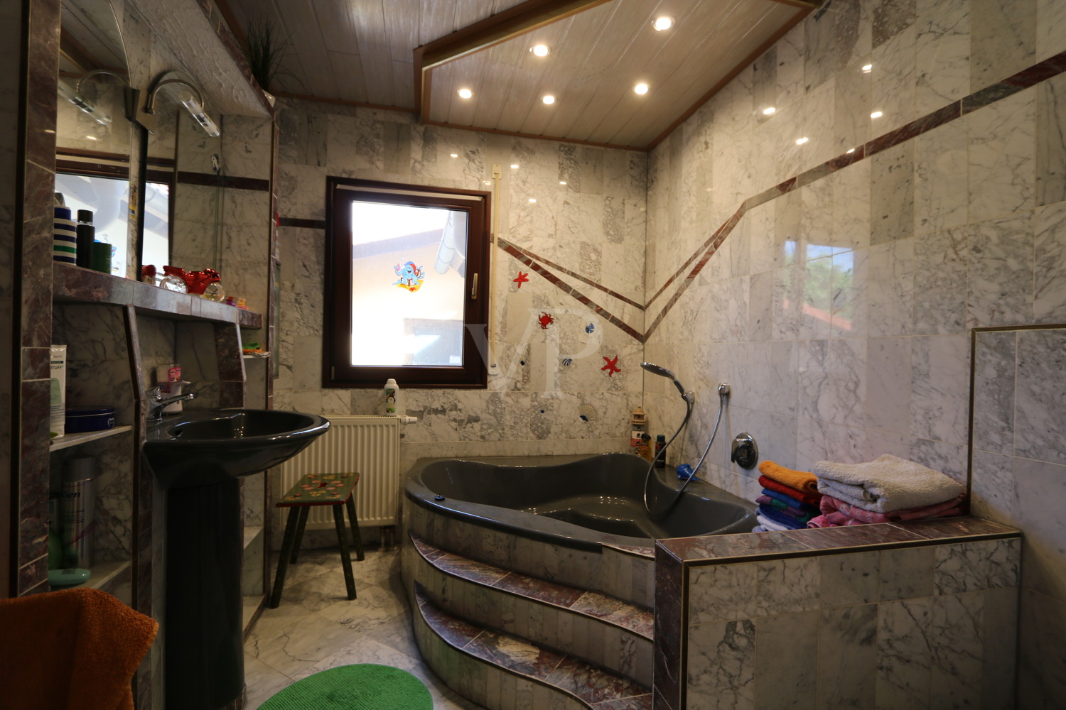Badezimmer mit Wanne EG