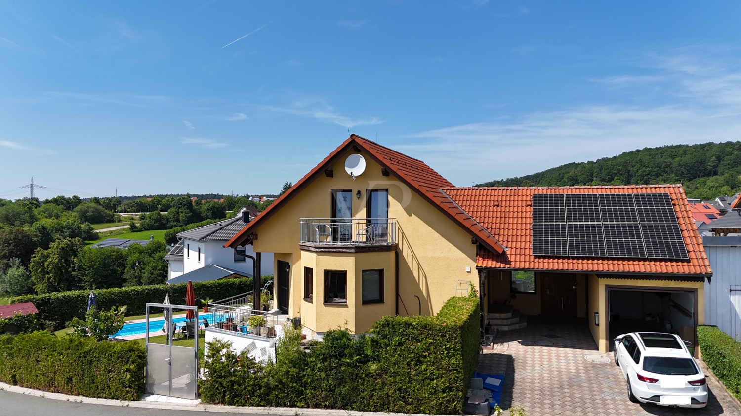 Ansicht mit Einfahrt/Garage