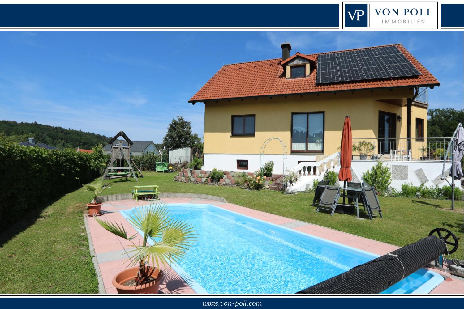 Großzügiges Einfamilienhaus mit gemütlichem Garten, PV-Anlage,  Garage, Carport und beheiztem Pool!