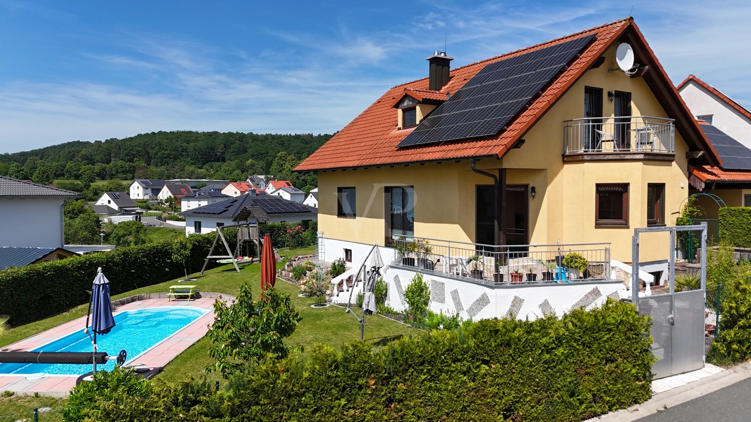 Ansicht mit Garten/Pool