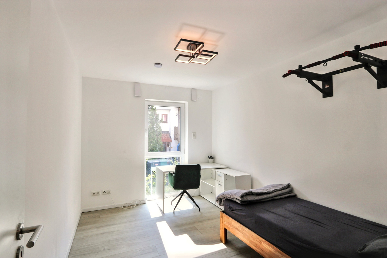 Arbeits-/Schlafzimmer (2)