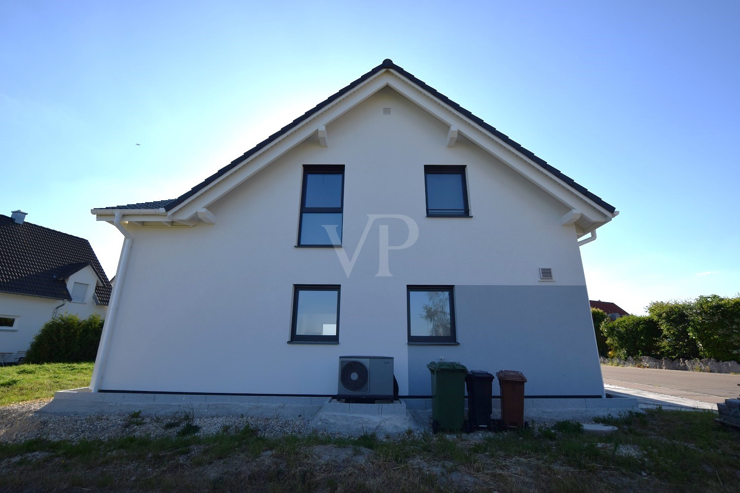 Neuwertiger Wohntraum in familienfreundlicher Lage mit PV-Anlage und Doppelgarage!