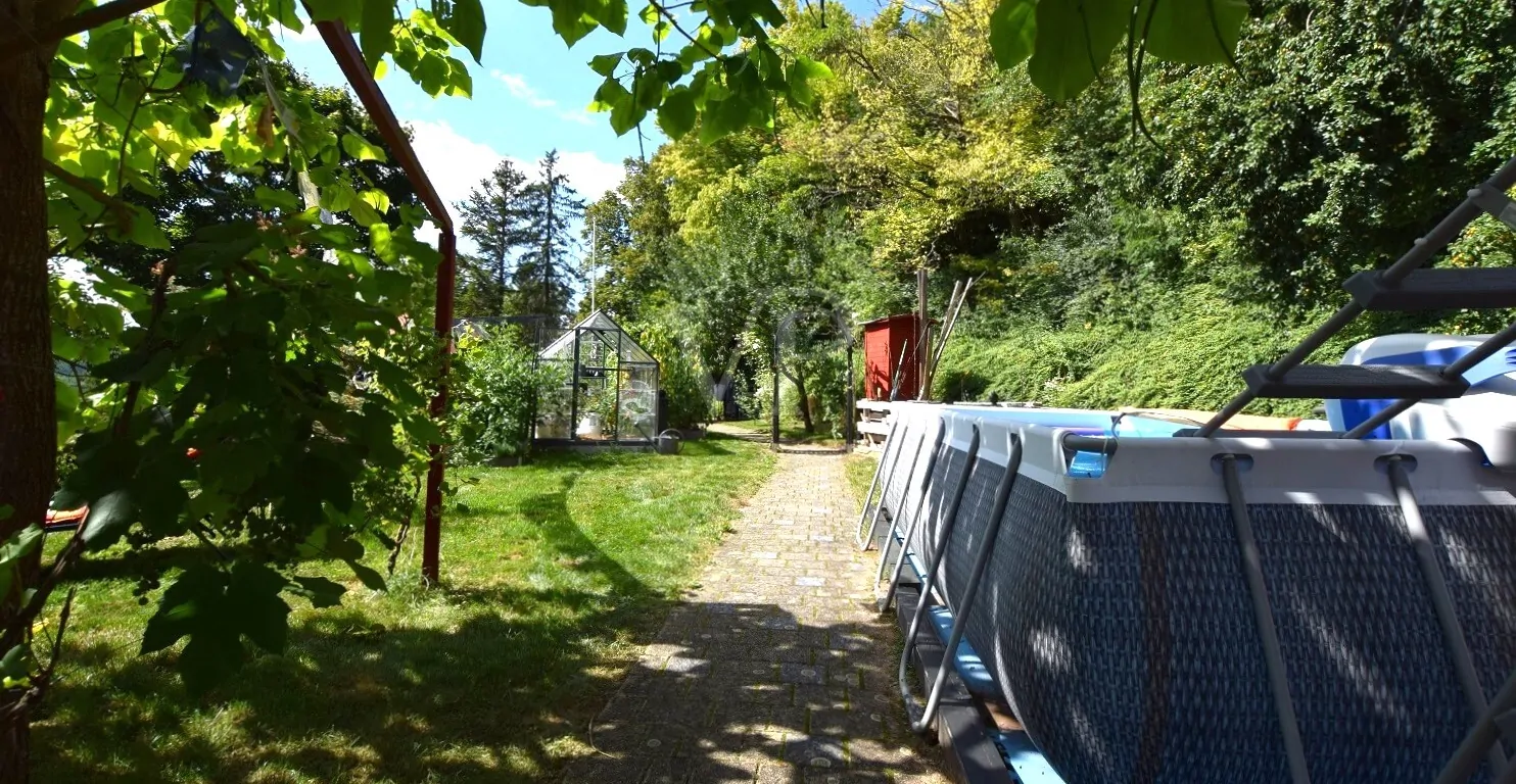 Pool und Weg zu Gewächshaus