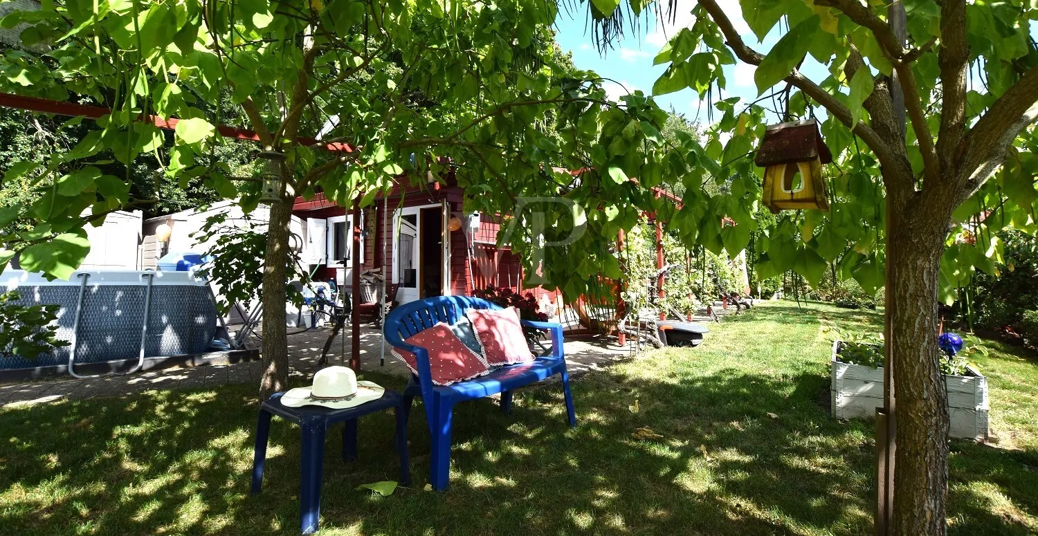 Idyllisch gelegenes Grundstück mit Wochenendhaus, Einbauküche, Duschbad, PV-Anlage, Solar u. Carport