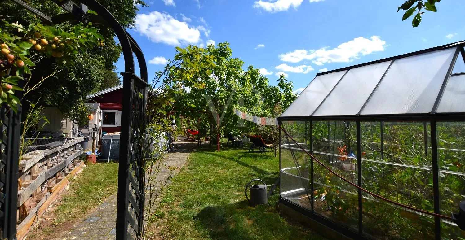 Weg zu Haus und Gewächshaus