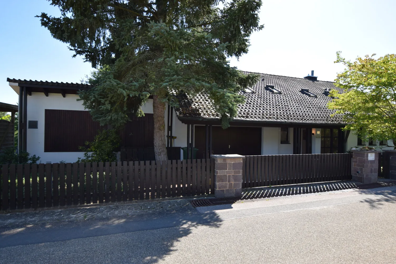 Außenansicht Pool/ Garage