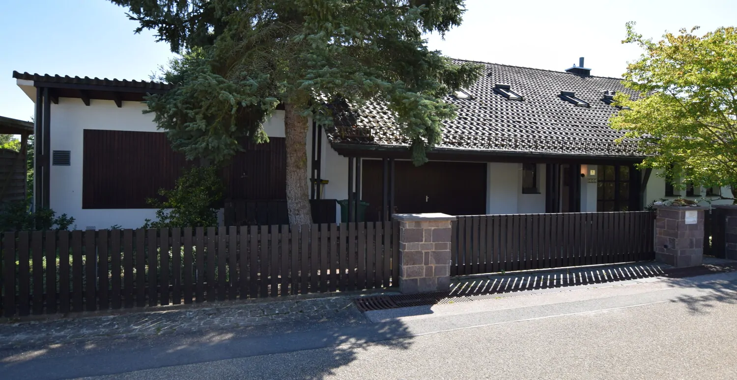 Außenansicht Pool/ Garage