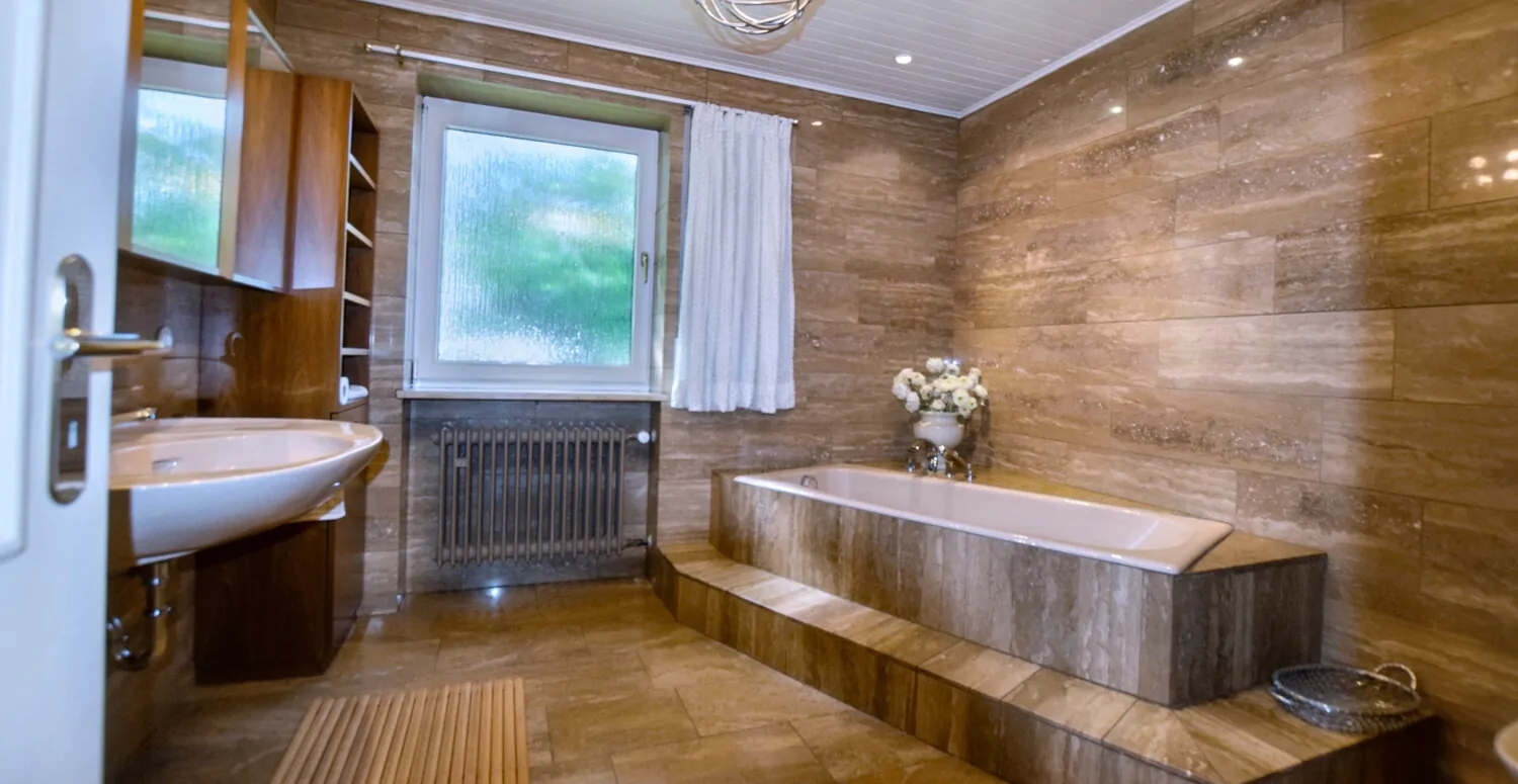Badezimmer mit Badewanne