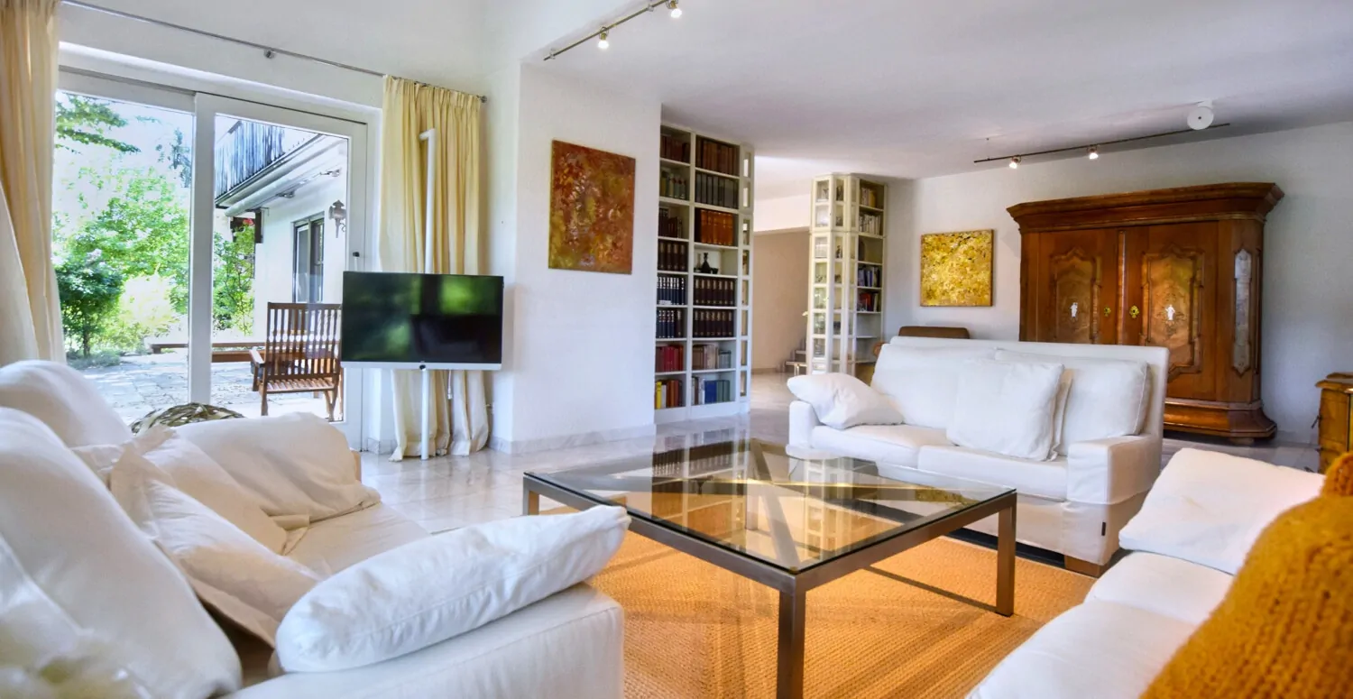 Wohnbereich mit bodentiefen Fenstern