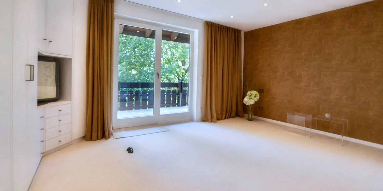 Schlafzimmer mit Zugang zum Balkon