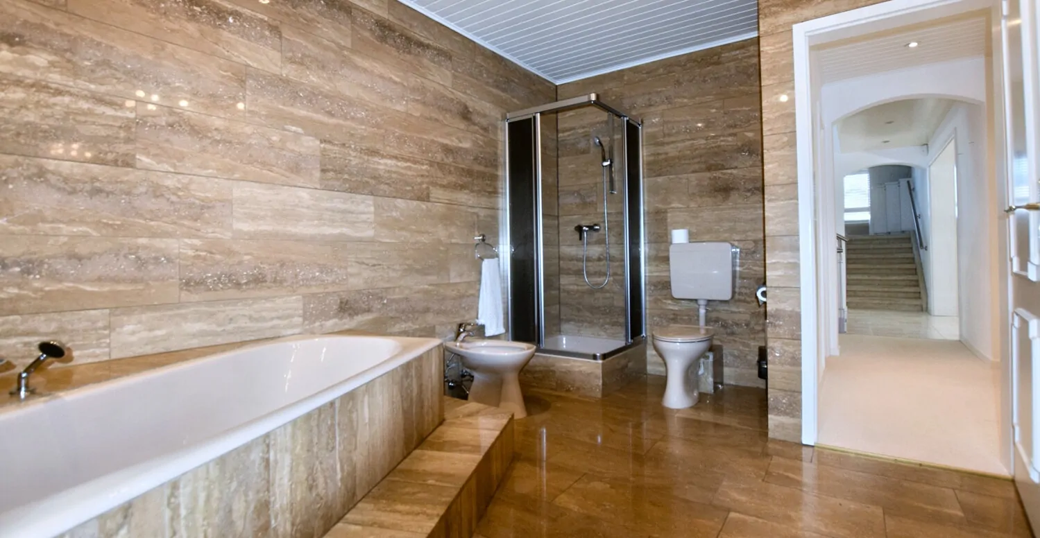 Badezimmer angrenzend zum Schlafzimmer