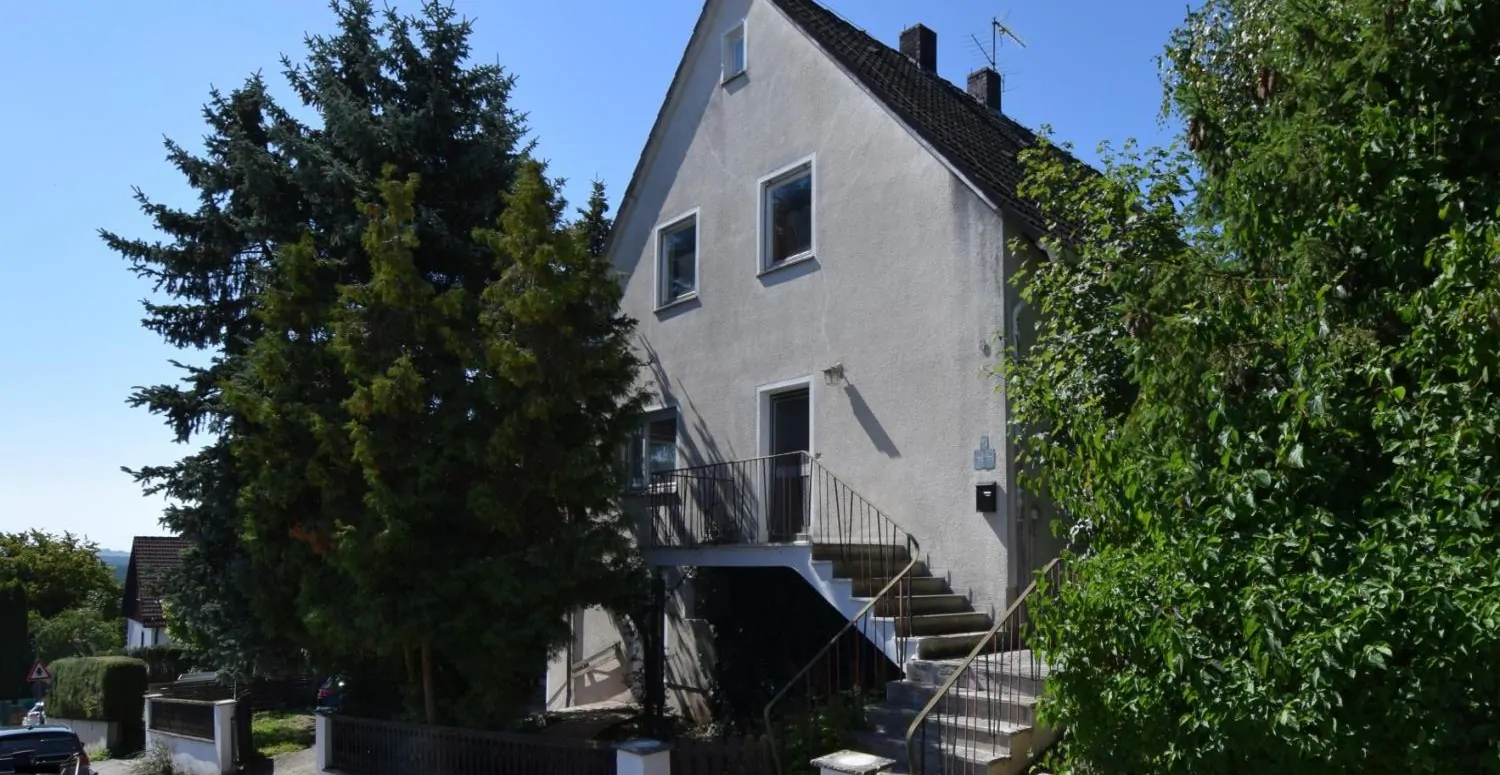 Großzügiges Zweifamilienhaus mit Garten im Fränkischen Seenland