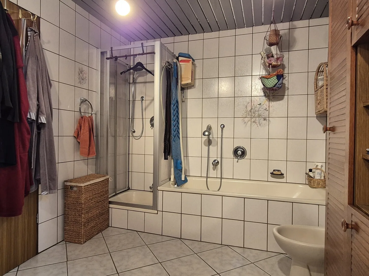 Badezimmer Hauptwohnung