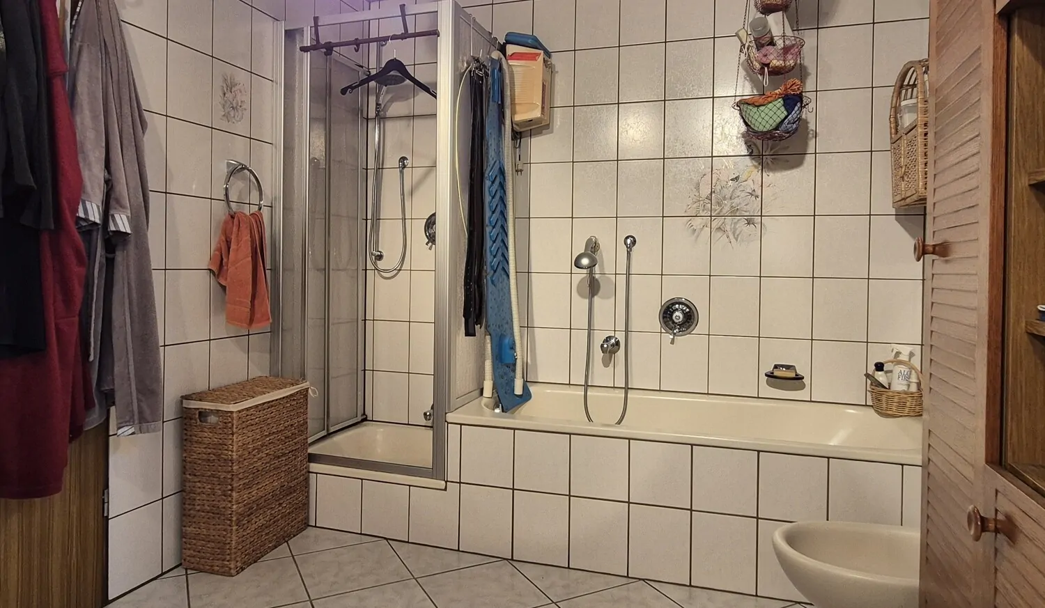 Badezimmer Hauptwohnung