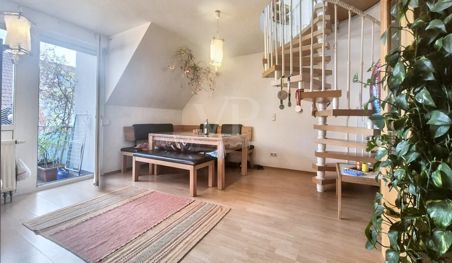 Wohn- und Essbereich/ Aufgang Treppe