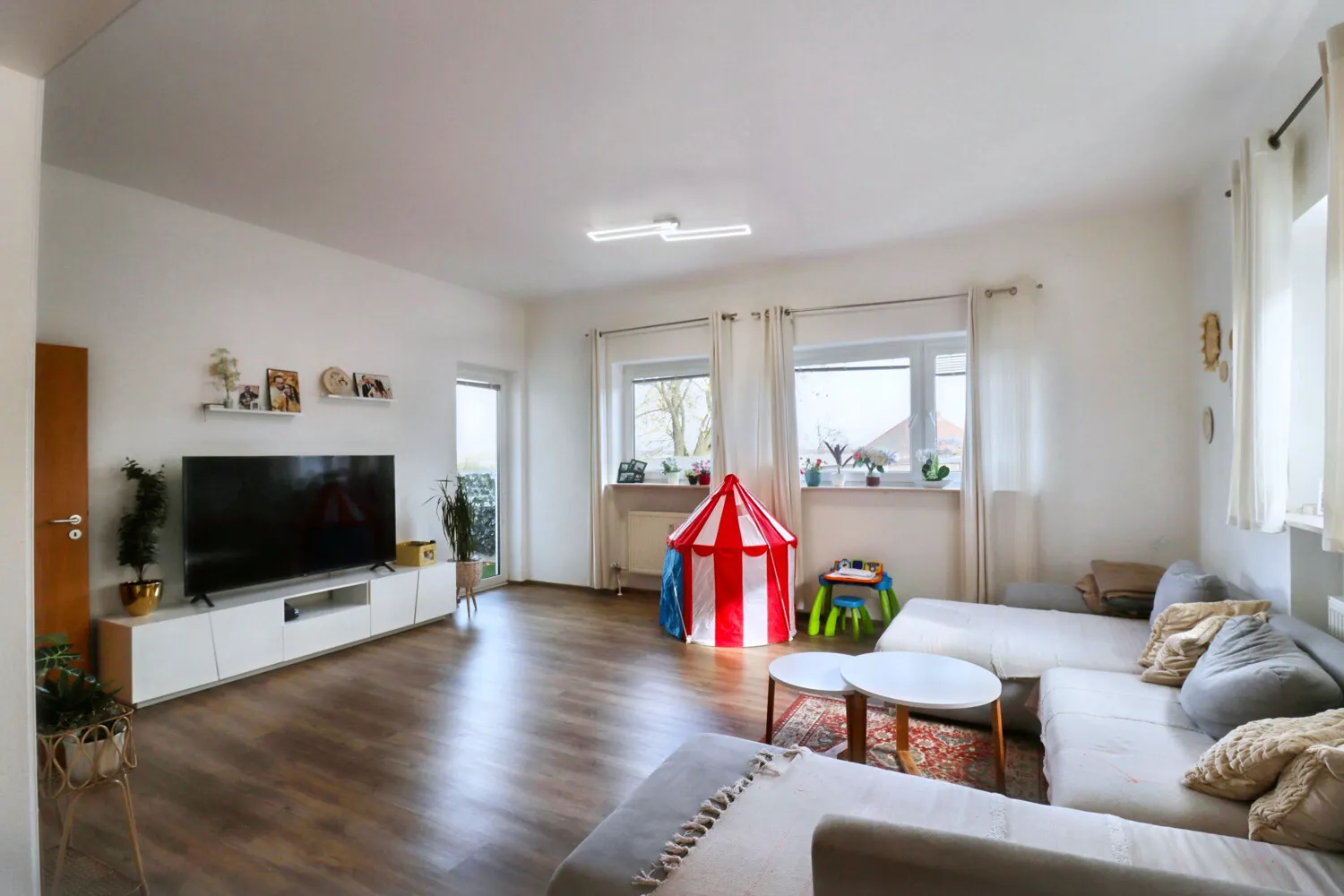 Modern 4-room ground floor apartment with balcony, parking space and fitted kitchen