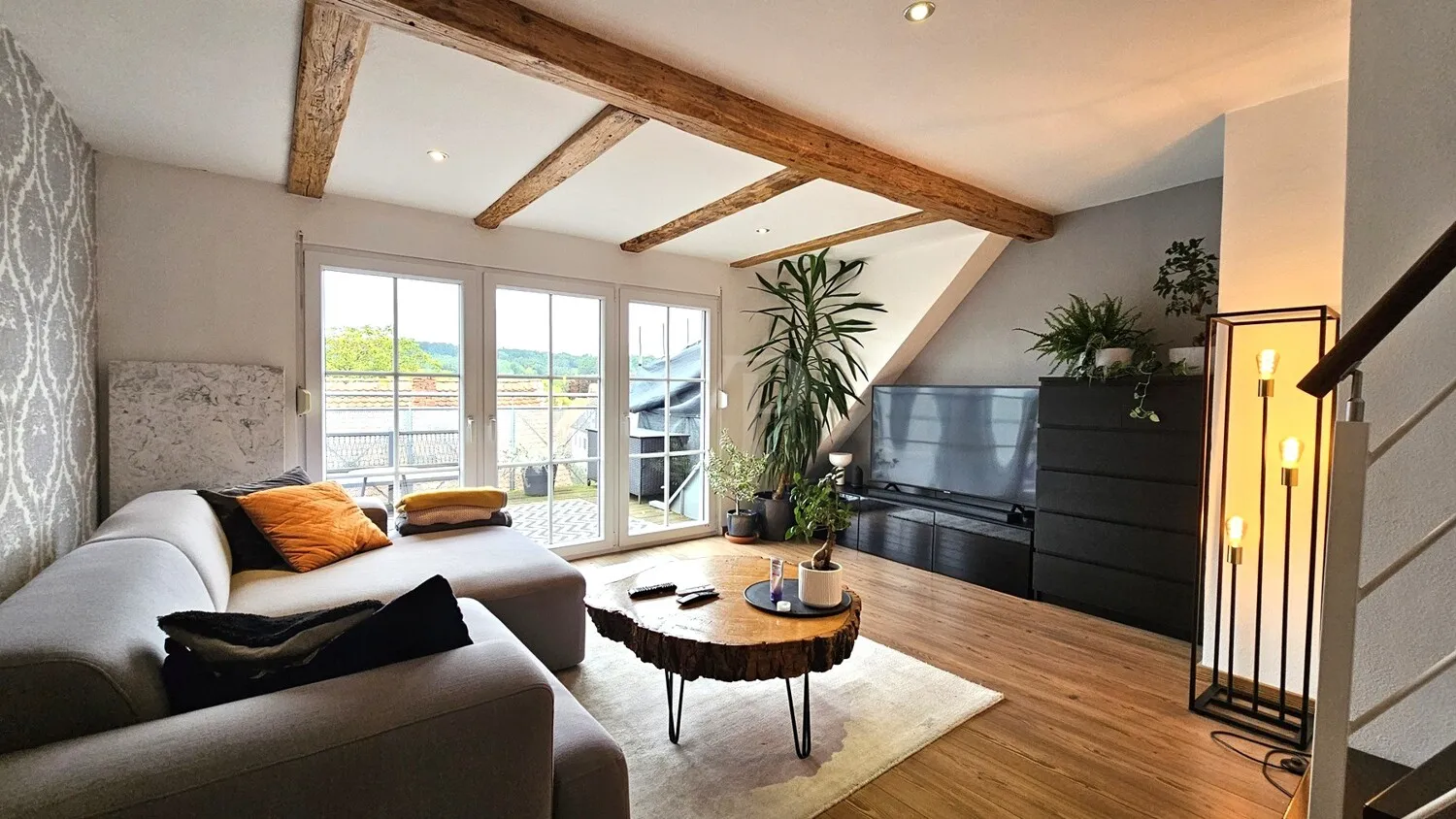 Sunny 2-room maisonette apartment in the popular Eyb district with a great balcony and parking space