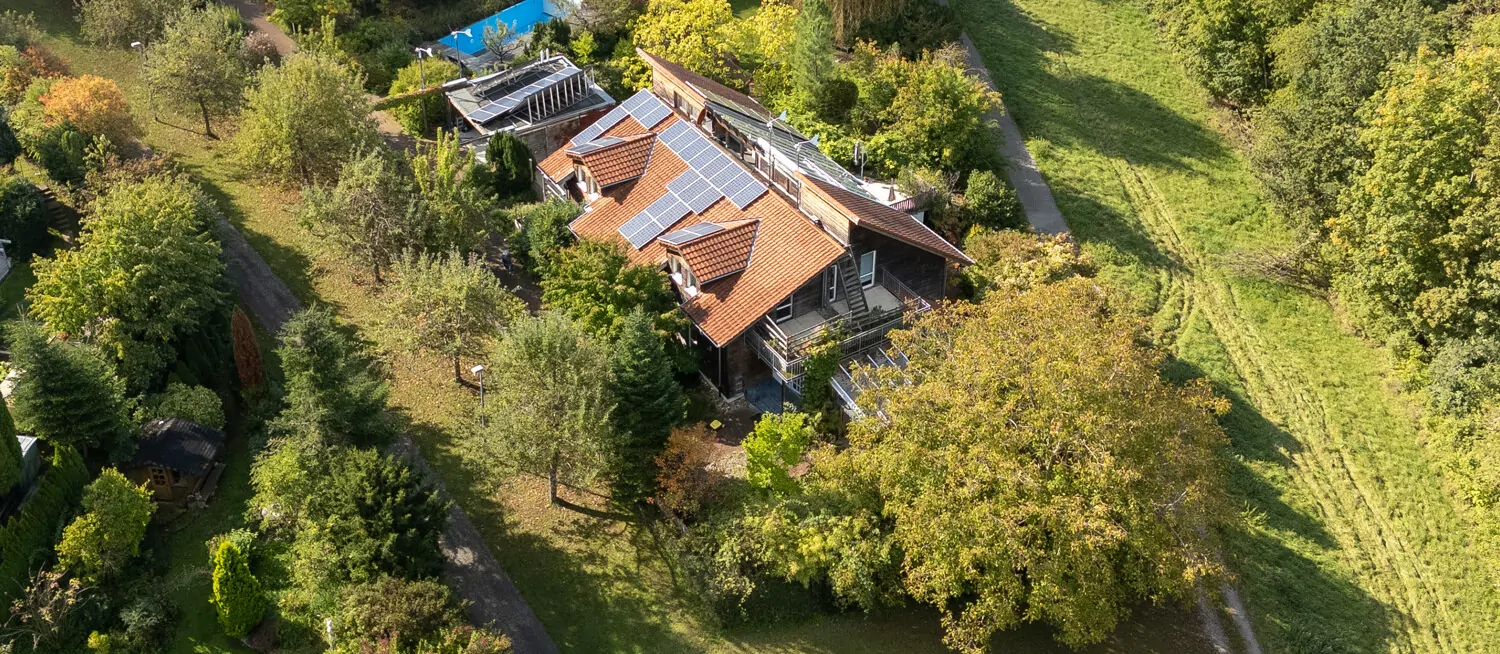 Zeitlose Eleganz! Ein Wohntraum umgeben von Natur mit großzügigem Flächenangebot, Pool und Sauna