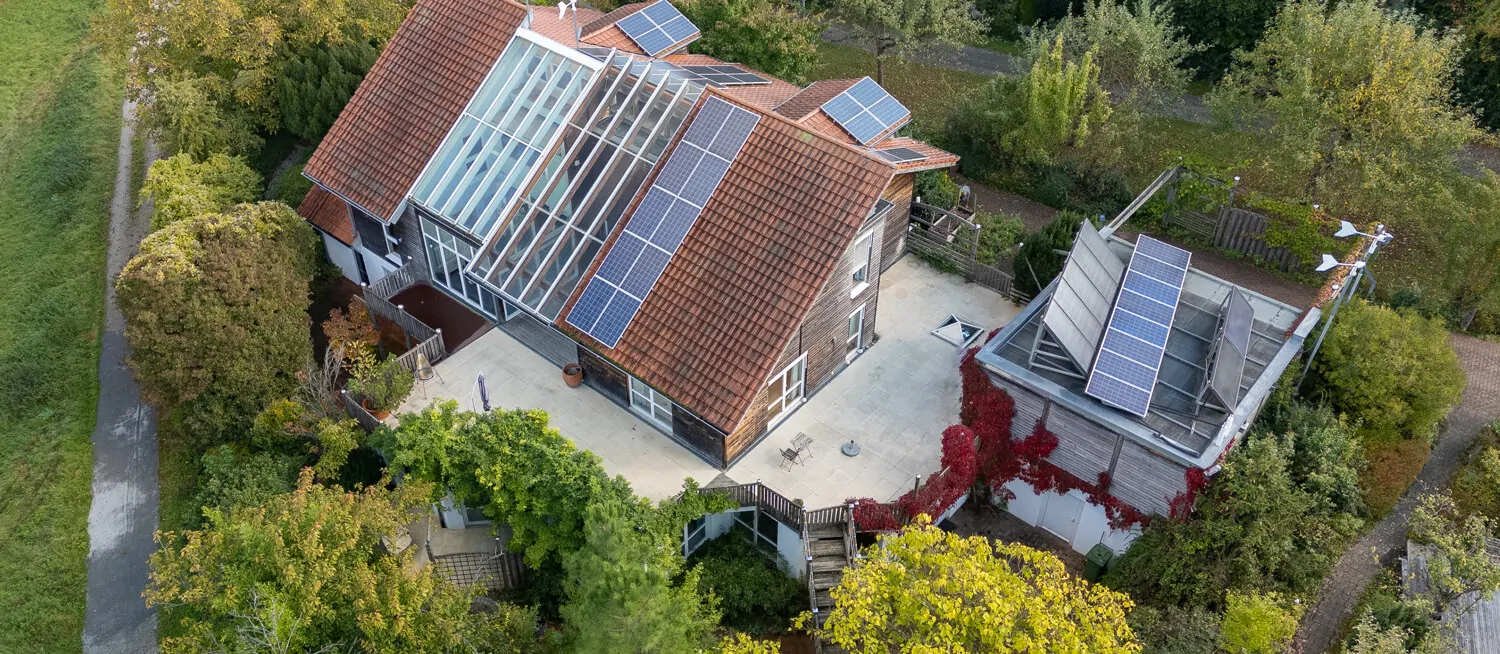 Zeitlose Eleganz! Ein Wohntraum umgeben von Natur mit großzügigem Flächenangebot, Pool und Sauna