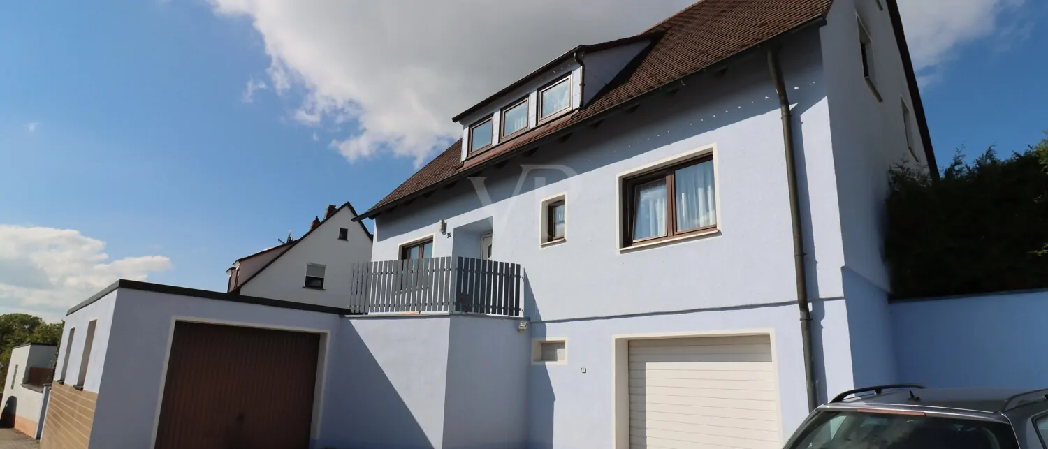 Einfahrt mit Garagen