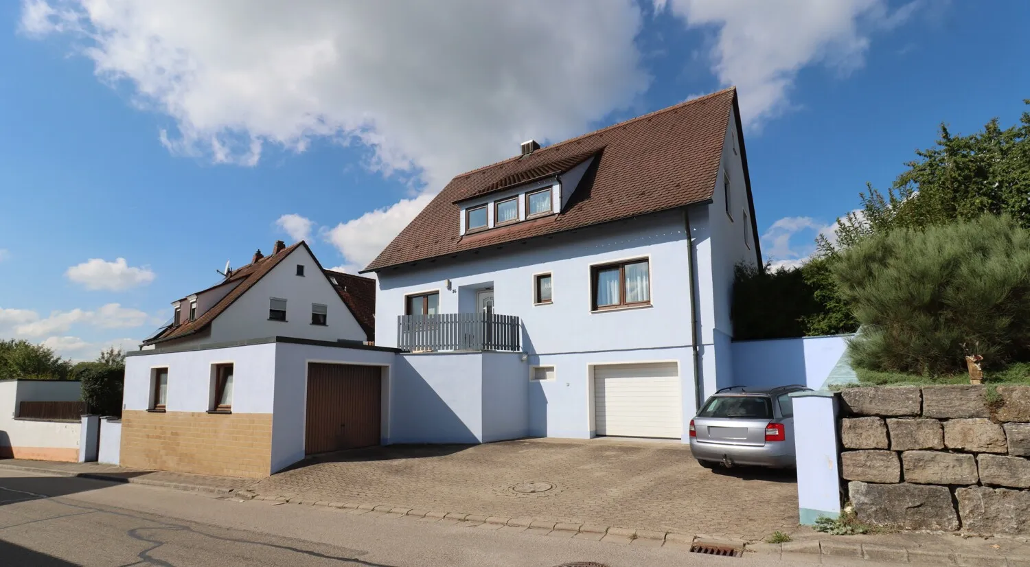 Vie à la campagne - Spacieuse maison bi-familiale avec 2 garages et jardin bien entretenu