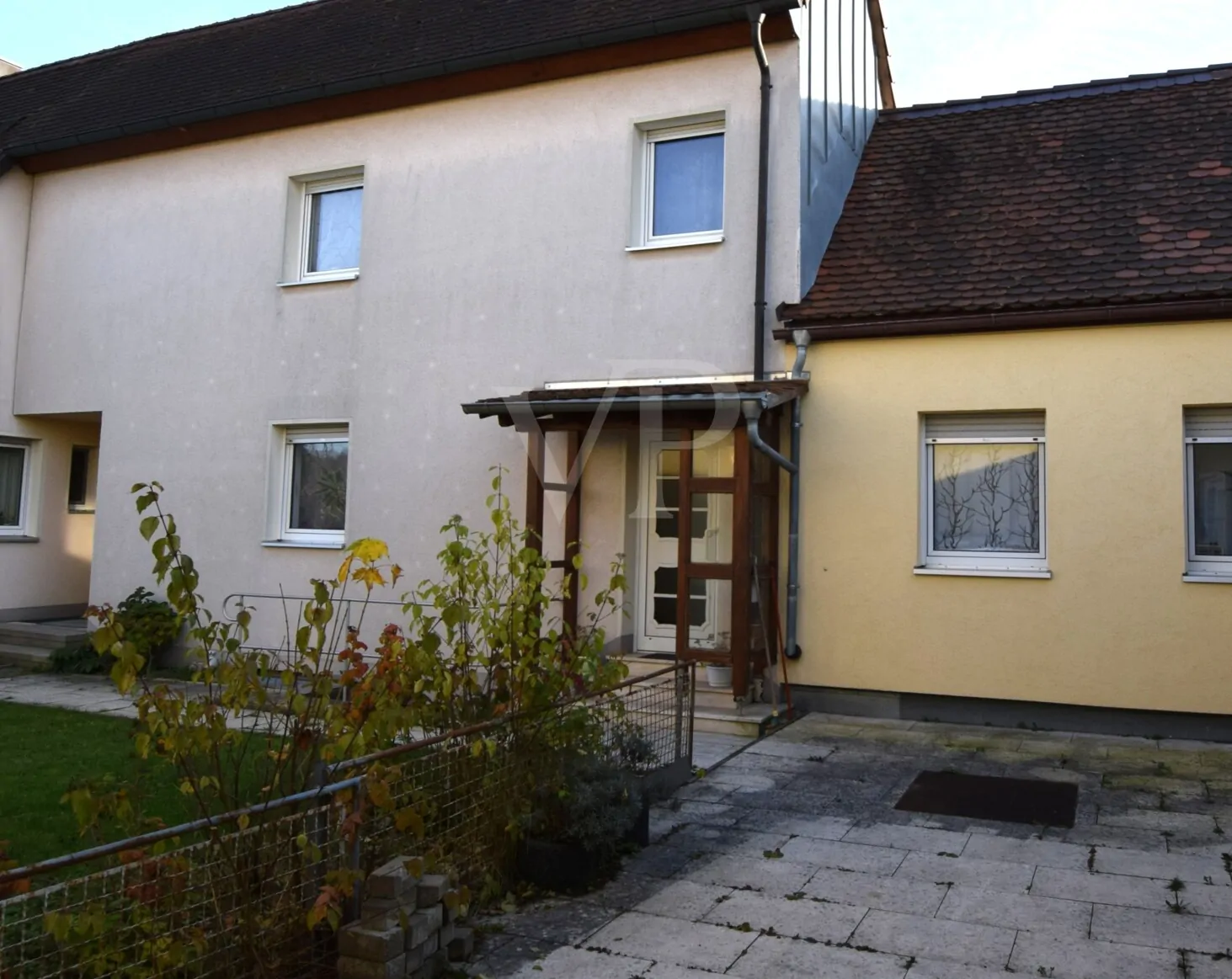 Vorgarten mit Terrasse