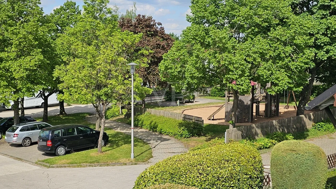 Blick Spielplatz vor dem Haus