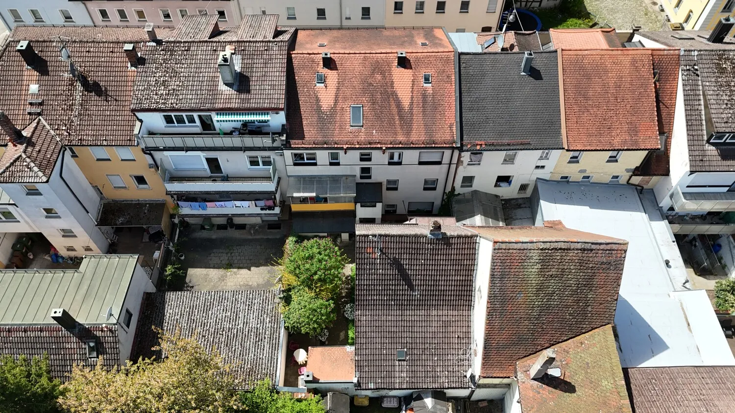Gepflegtes Mehrfamilienhaus
mit soliden Einnahmen
in zentraler Lage