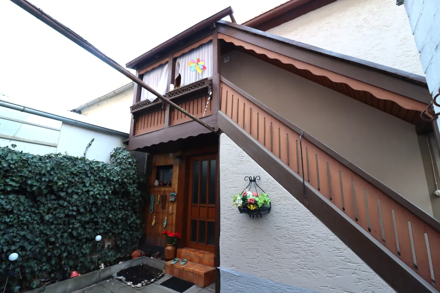 Gepflegtes Mehrfamilienhaus
mit soliden Einnahmen
in zentraler Lage