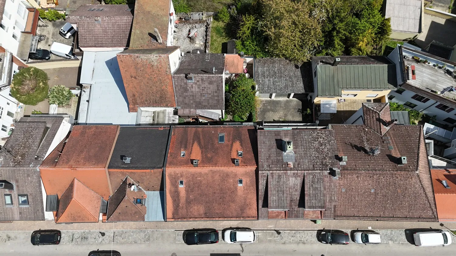 Gepflegtes Mehrfamilienhaus
mit soliden Einnahmen
in zentraler Lage