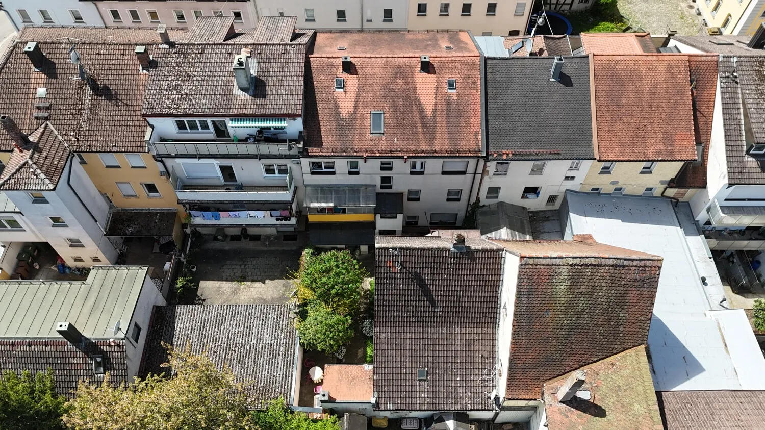 Gepflegtes Mehrfamilienhaus
mit soliden Einnahmen
in zentraler Lage