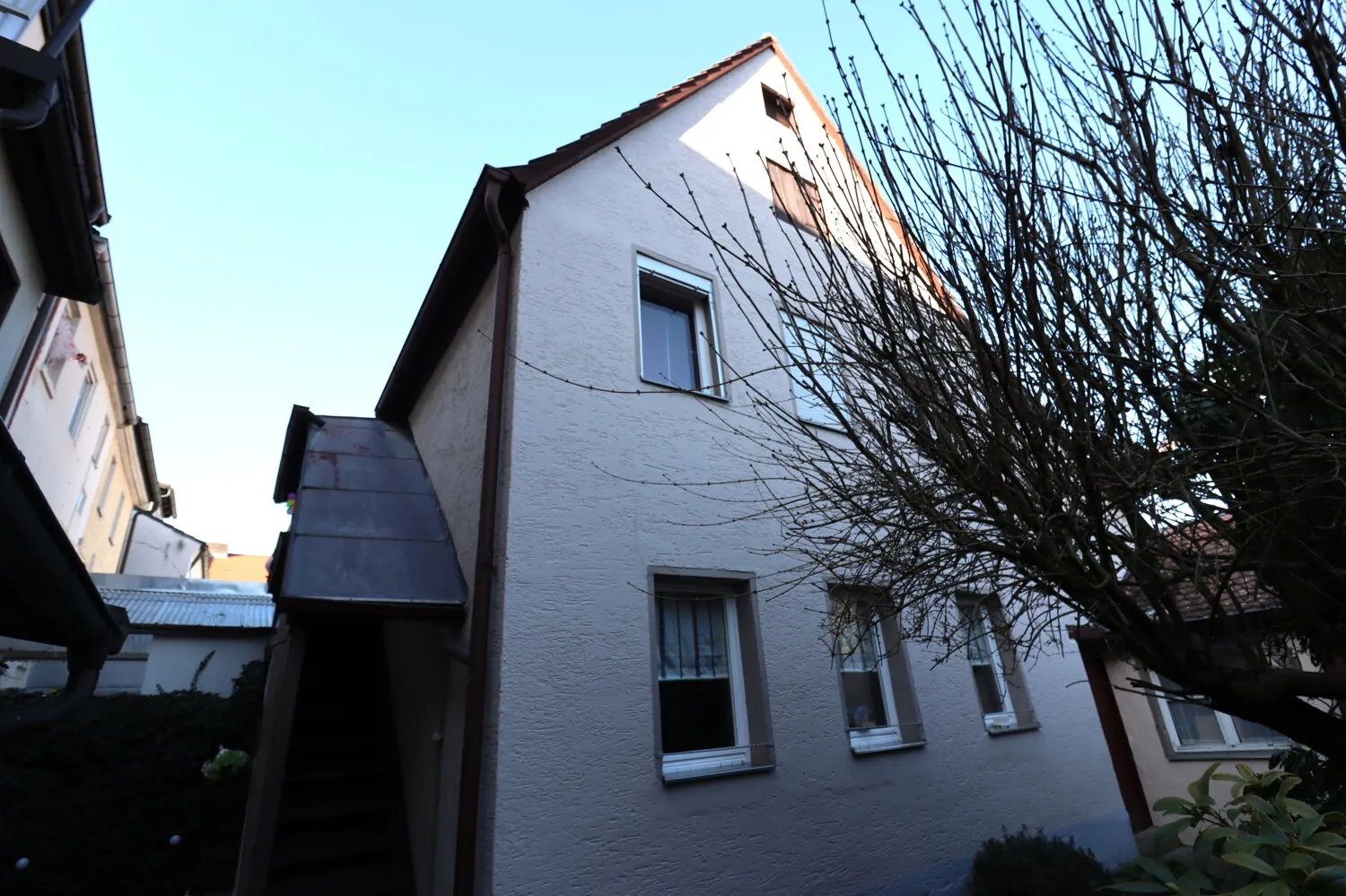 Gepflegtes Mehrfamilienhaus
mit soliden Einnahmen
in zentraler Lage