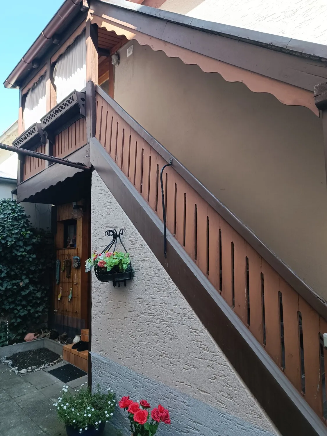 Gepflegtes Mehrfamilienhaus
mit soliden Einnahmen
in zentraler Lage