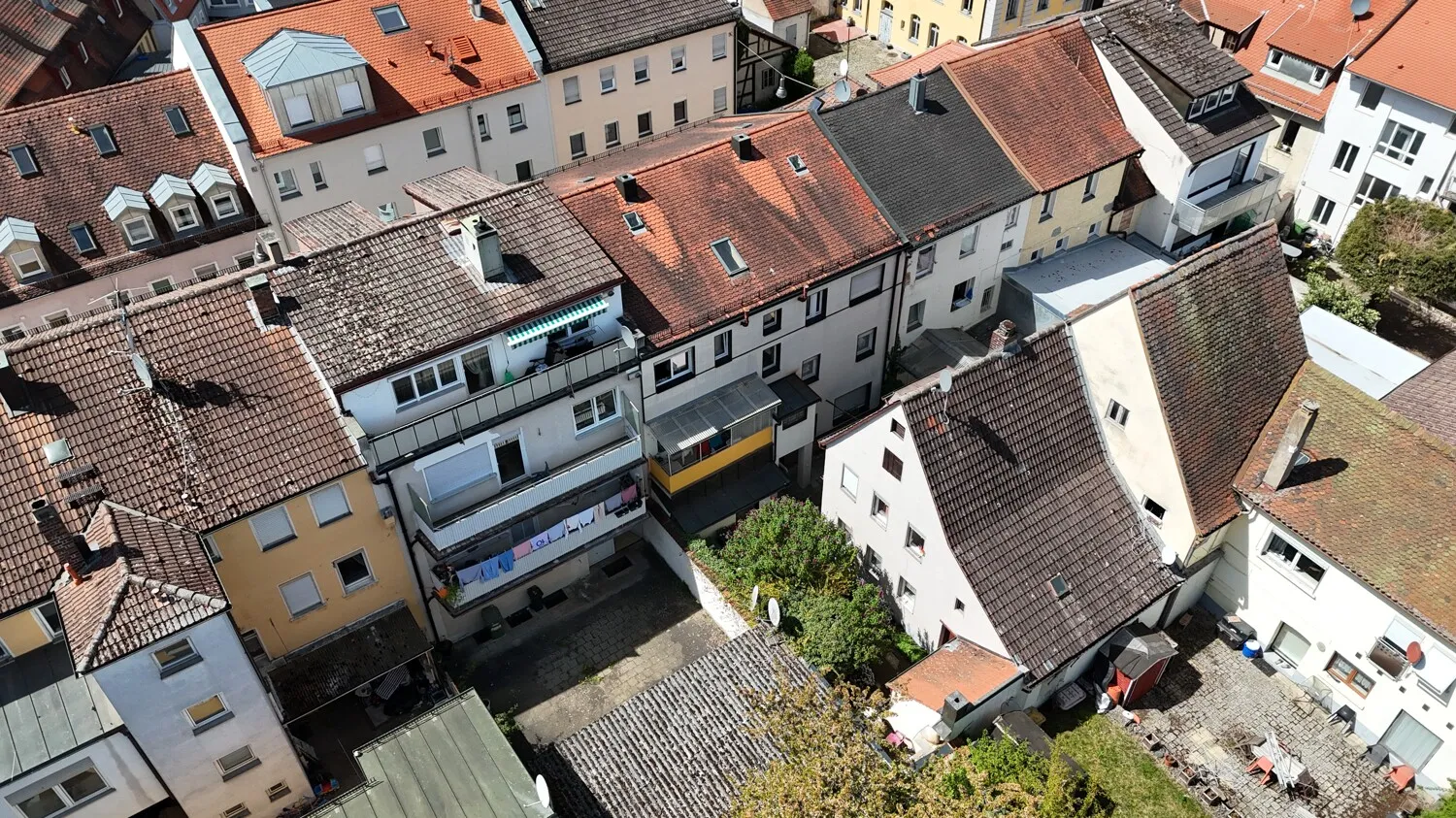 Gepflegtes Mehrfamilienhaus
mit soliden Einnahmen
in zentraler Lage