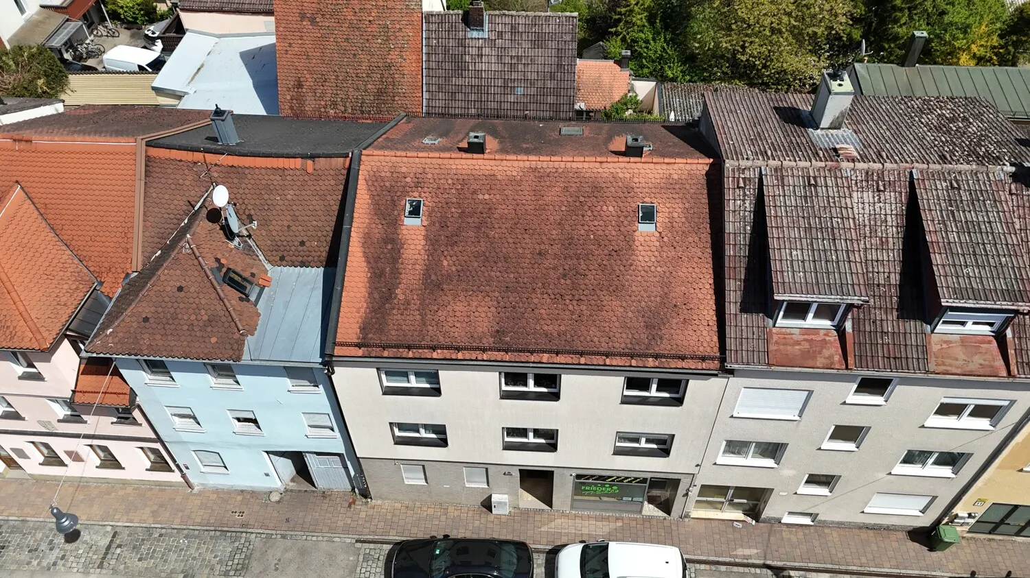Gepflegtes Mehrfamilienhaus
mit soliden Einnahmen
in zentraler Lage