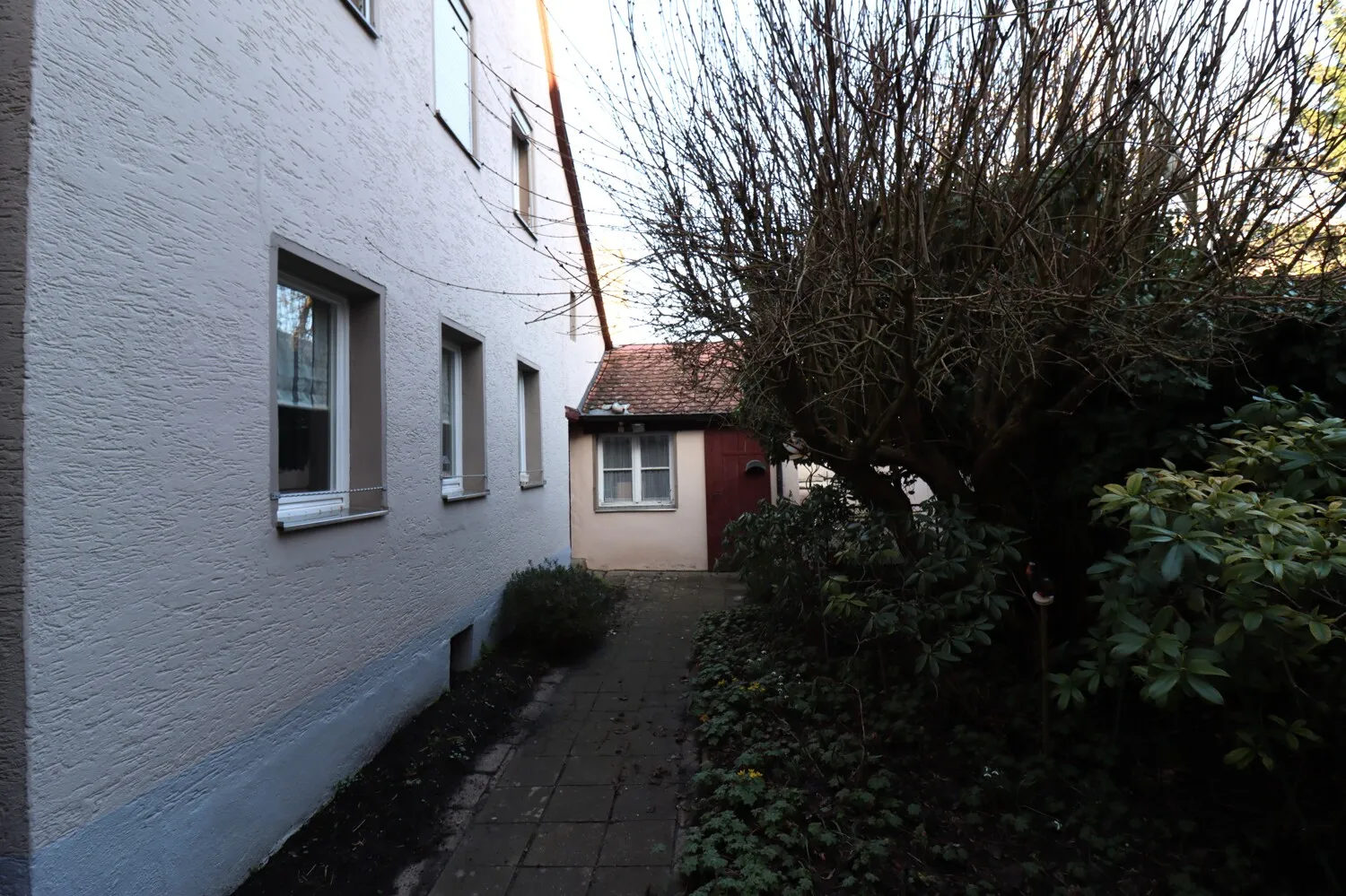Gepflegtes Mehrfamilienhaus
mit soliden Einnahmen
in zentraler Lage