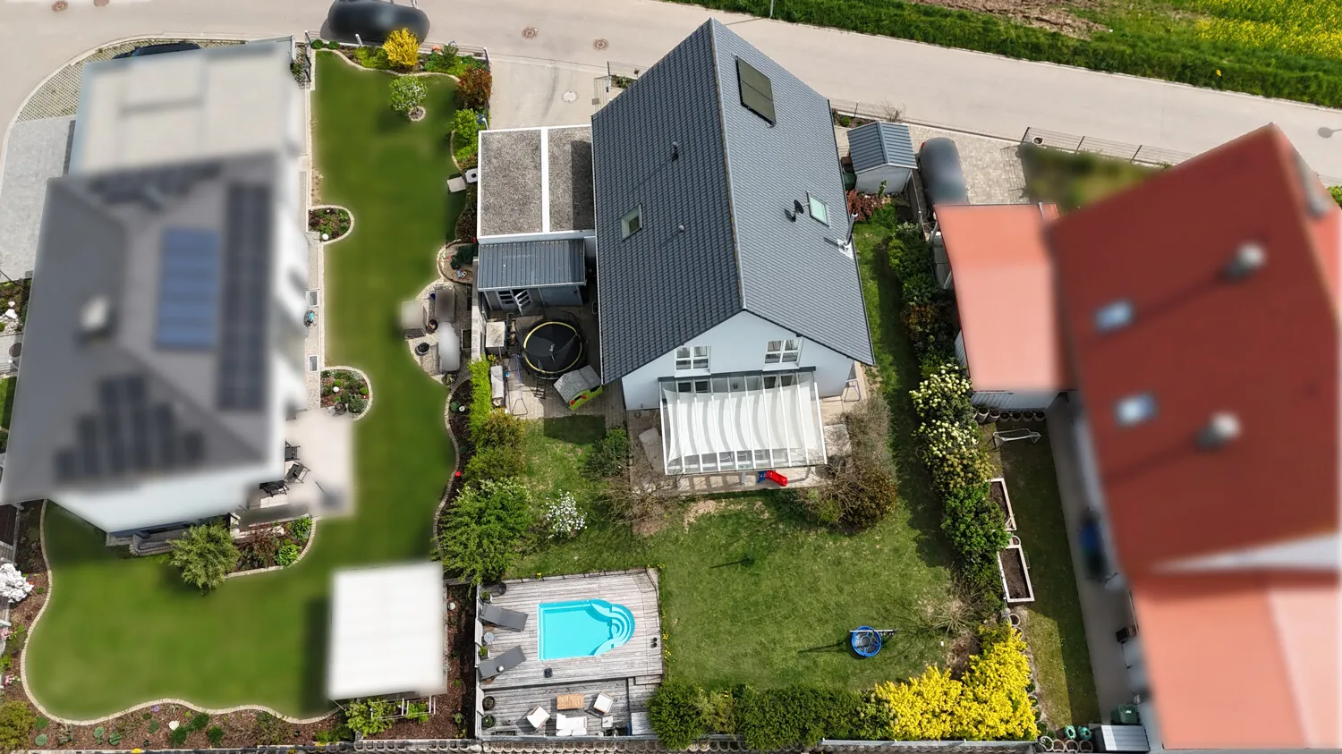 Neuwertiger Familientraum mit Pool und durchdachter Raumaufteilung!