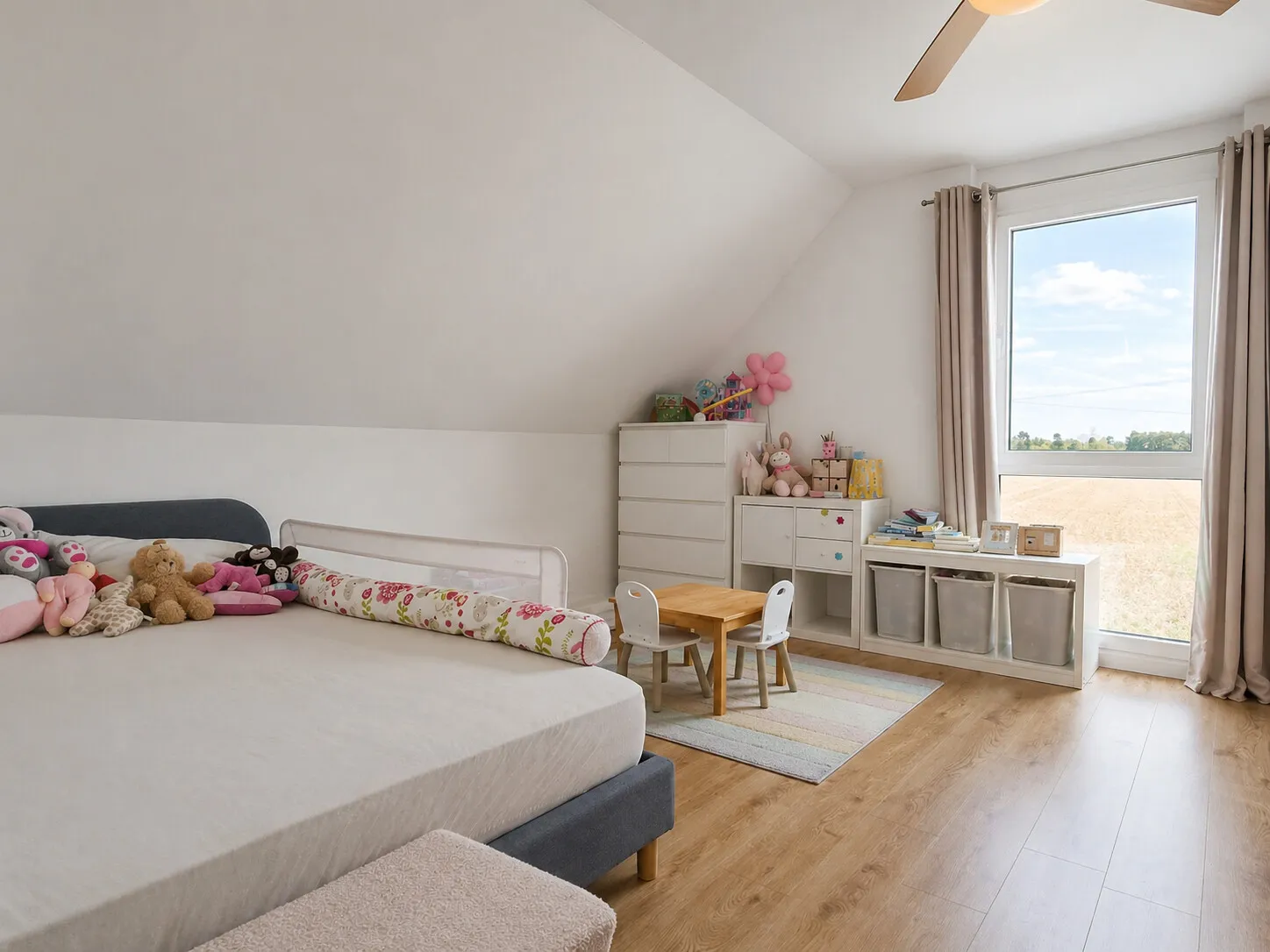 Neuwertiger Familientraum mit Pool und durchdachter Raumaufteilung!