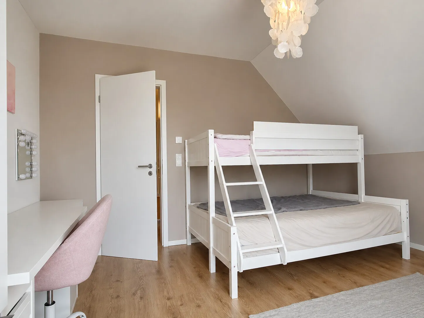 Neuwertiger Familientraum mit Pool und durchdachter Raumaufteilung!