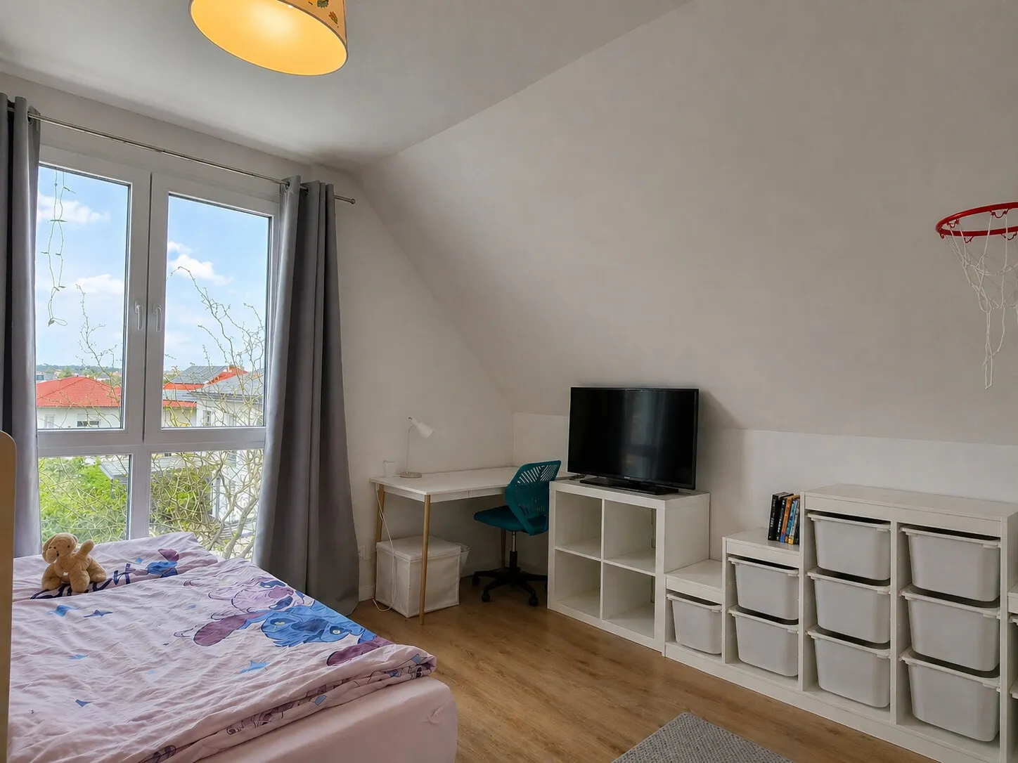 Neuwertiger Familientraum mit Pool und durchdachter Raumaufteilung!