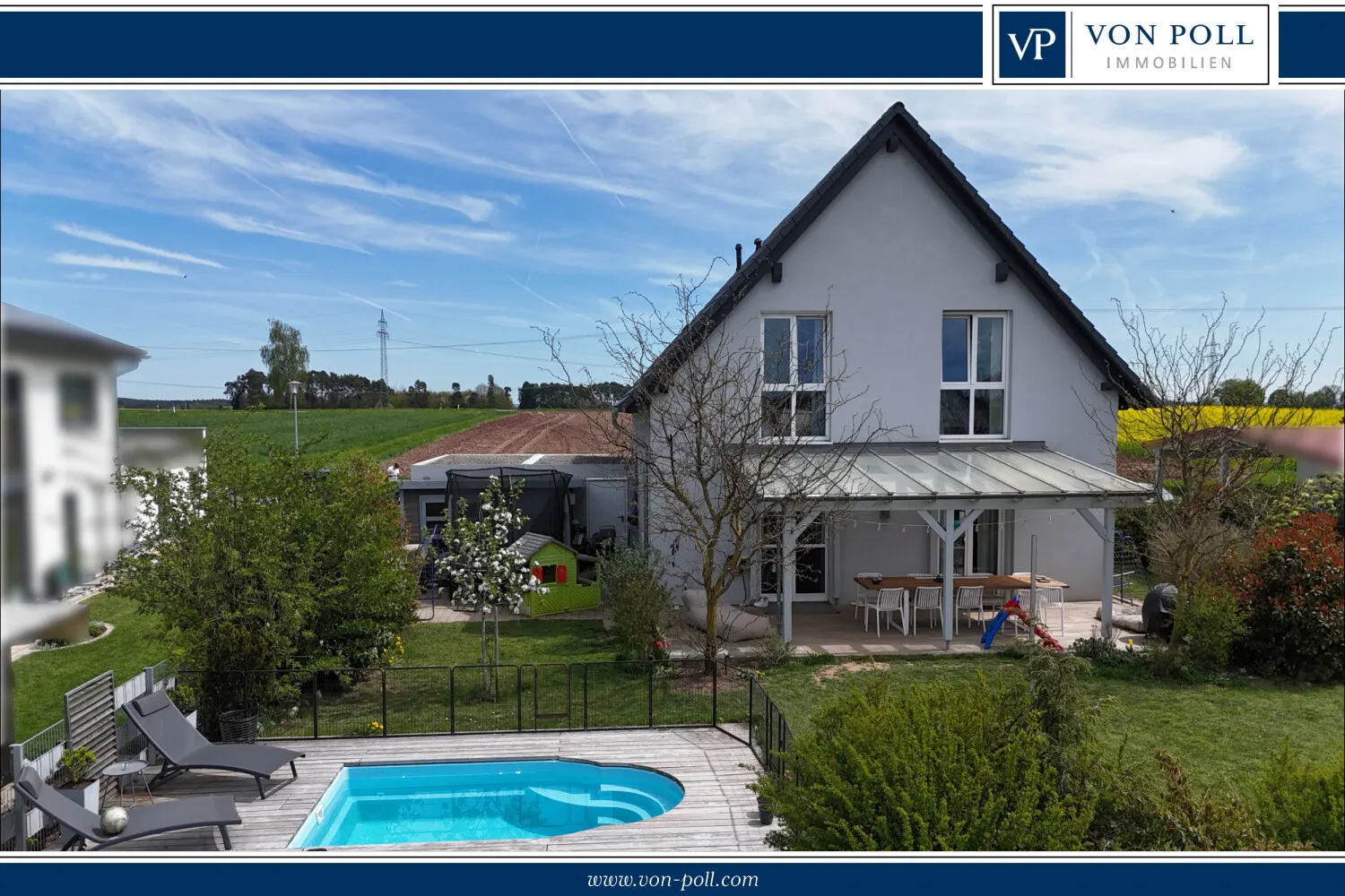 Neuwertiger Familientraum mit Pool und durchdachter Raumaufteilung!
