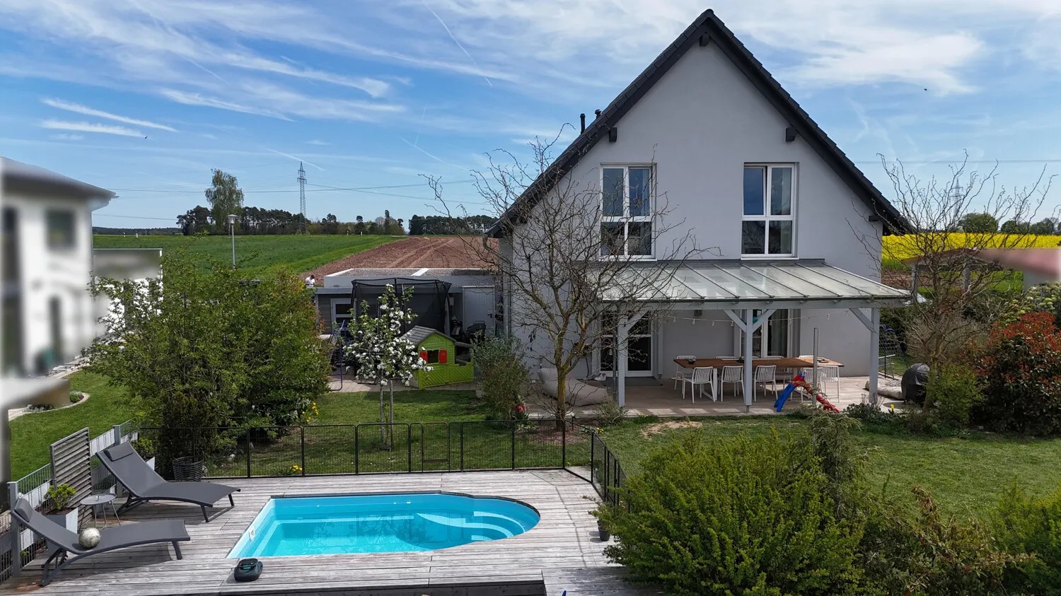 Neuwertiger Familientraum mit Pool und durchdachter Raumaufteilung!
