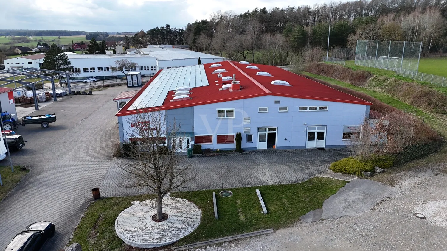 Bürogebäude mit Lagerhalle und Freifläche Nähe Herrieden