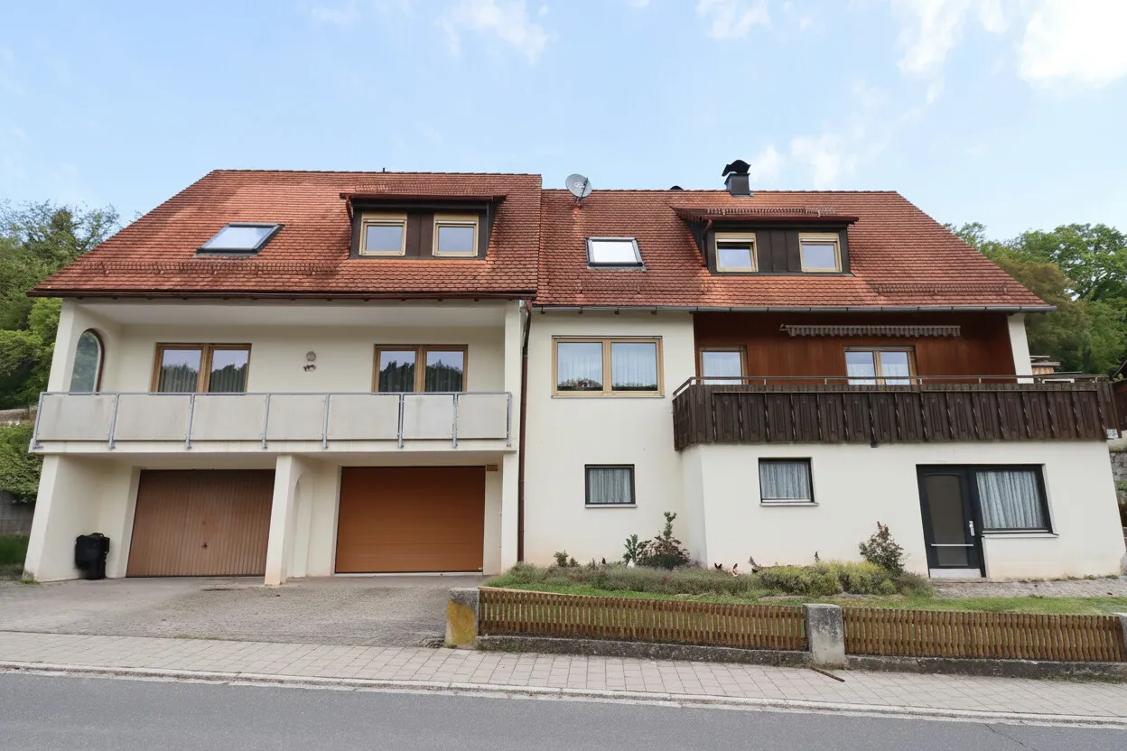 Gepflegte 4-Zimmer Eigentumswohnung mit zwei Balkonen und Kachelofen in traumhafter Lage