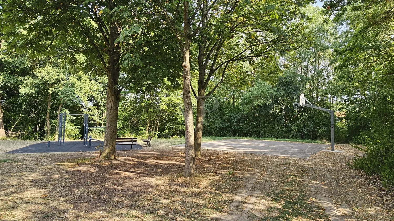Basketballplatz um die Ecke
