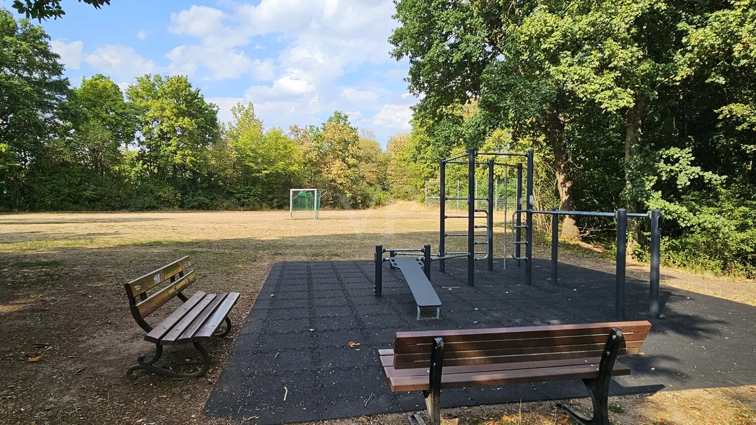 Sportplatz um die Ecke