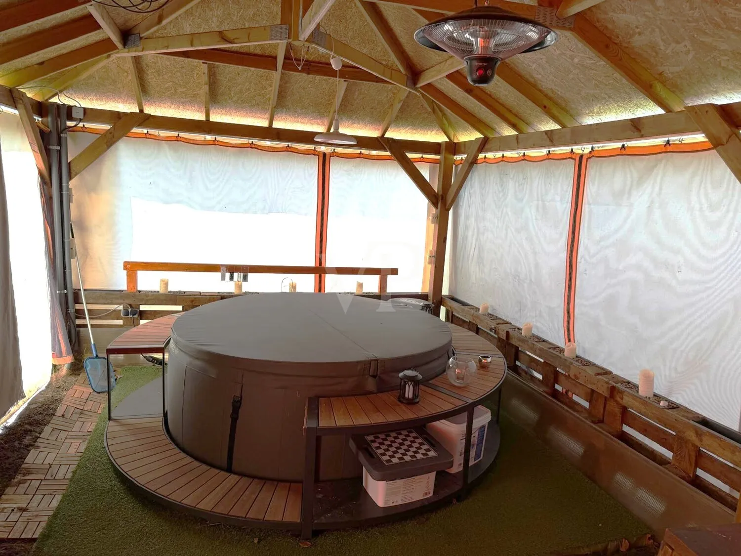 Pavillon mit Pool