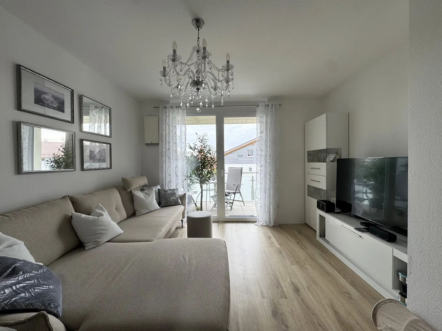 Moderne 3-Zimmer-Wohnung mit Balkon, Aufzug und Carport