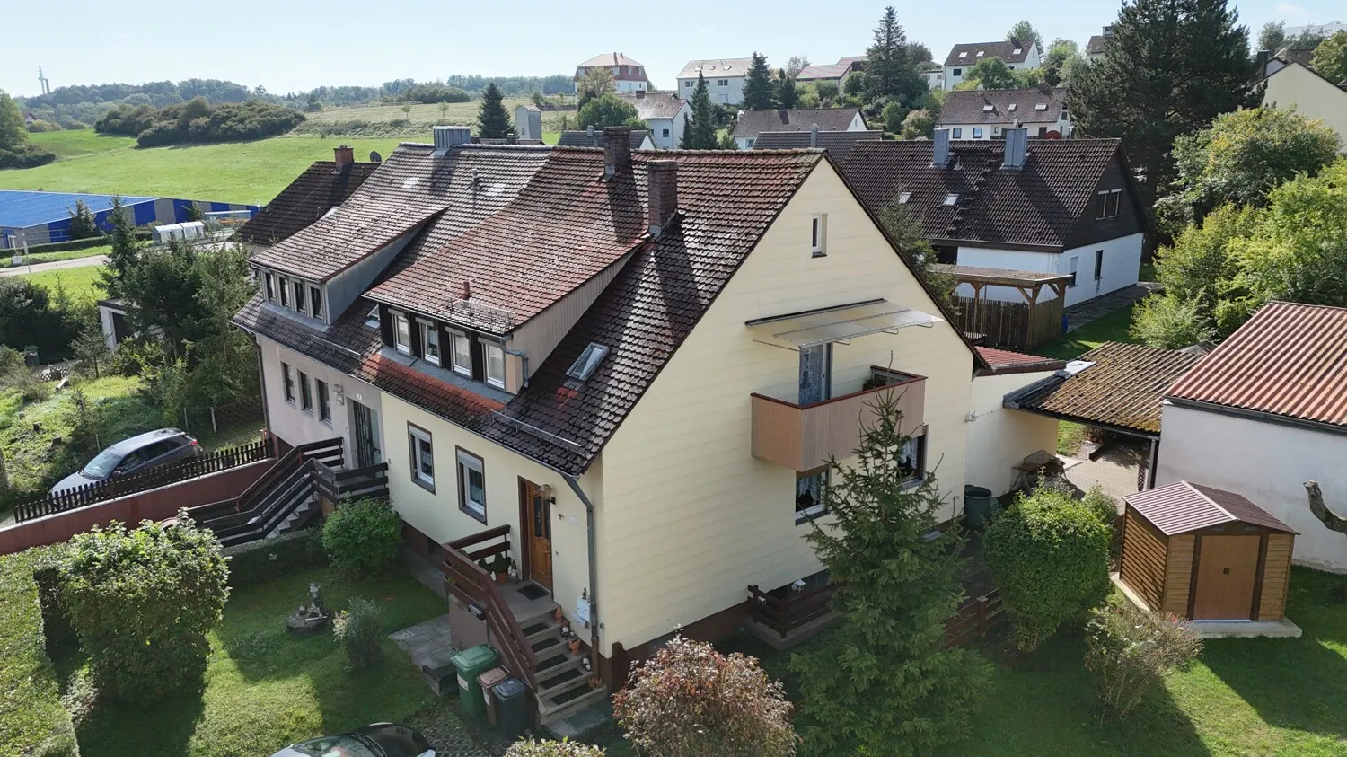 Gepflegte Doppelhaushälfte mit viel Fläche und schön angelegtem Garten!